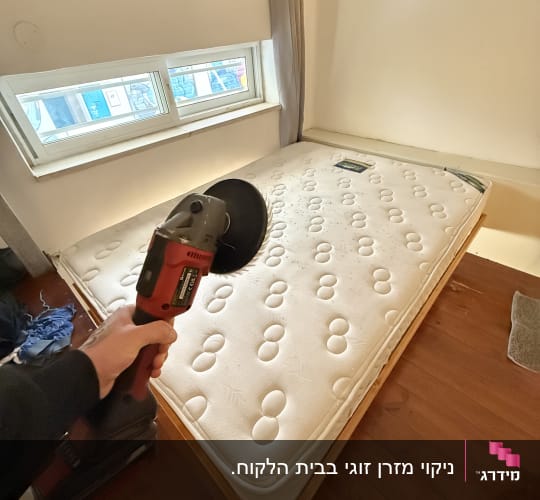 מזרן עם כלי ניקוי על מיטה בחדר שינה
